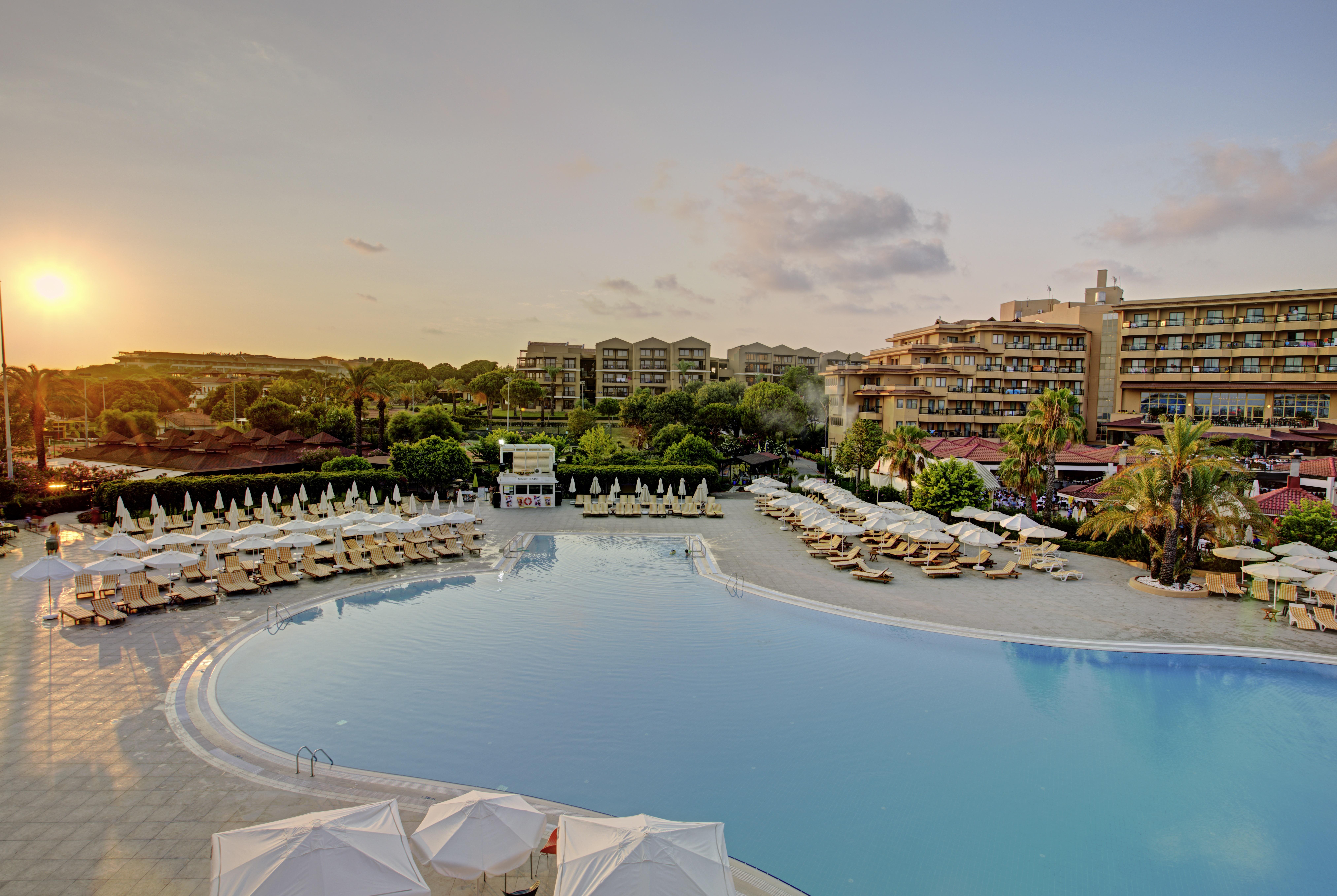 אנטליה Asteria Family Resort Belek מראה חיצוני תמונה The resort at sunset