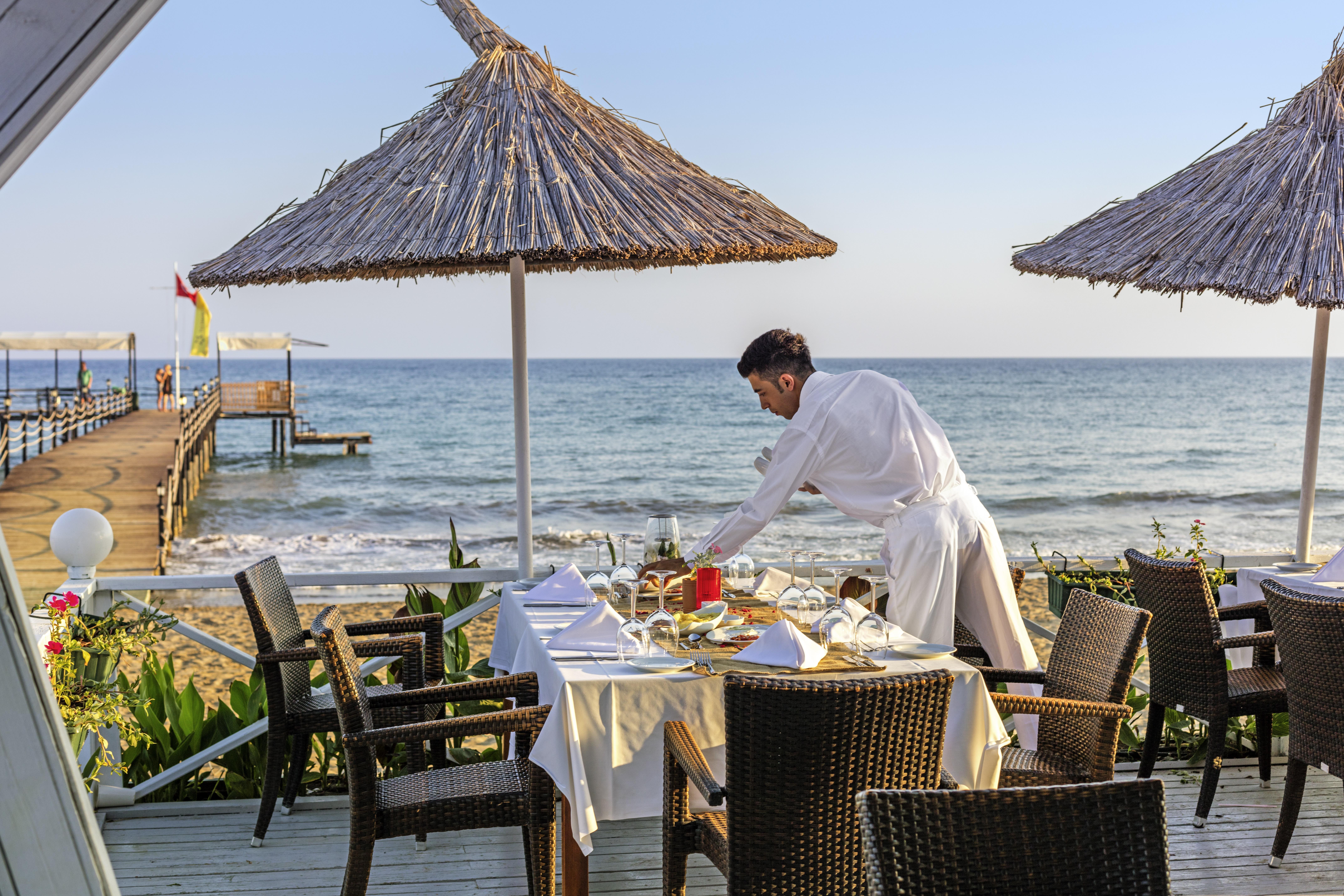 אנטליה Asteria Family Resort Belek מראה חיצוני תמונה A waiter at a beach restaurant