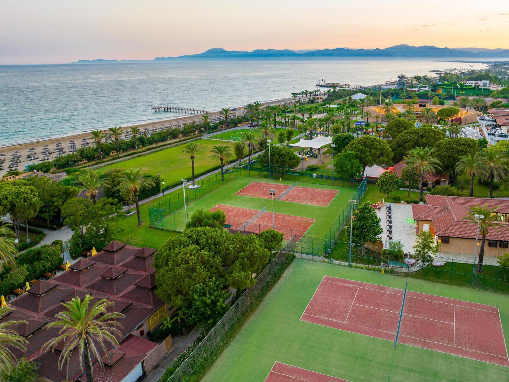 אנטליה Asteria Family Resort Belek מראה חיצוני תמונה Tennis courts at the resort