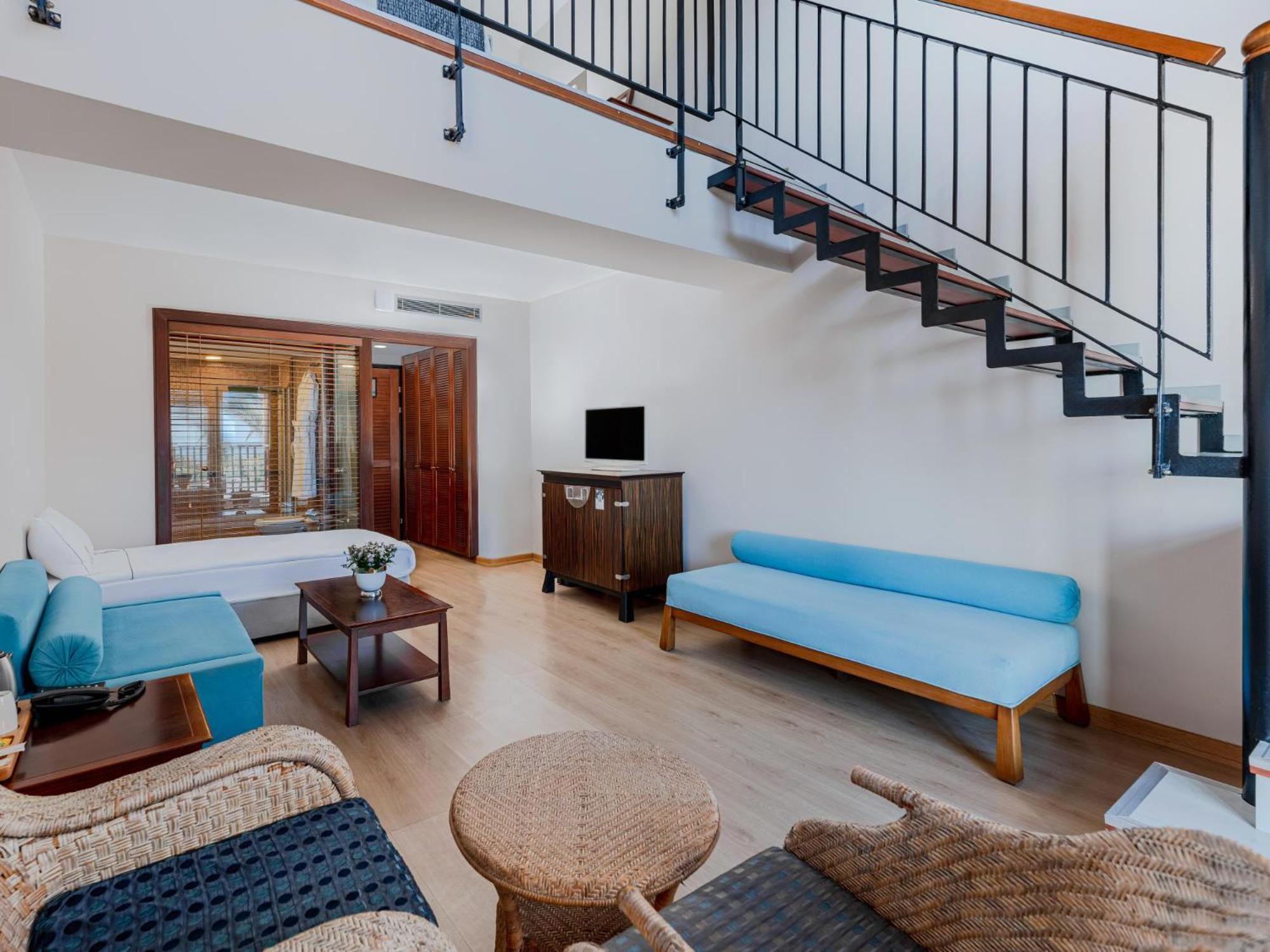 אנטליה Asteria Family Resort Belek מראה חיצוני תמונה A living room in a suite at the hotel